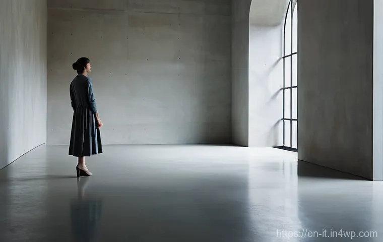다감각 예술 경험 디자인에서의 커뮤니케이션 기술 - **Prompt 1: "The Whispering Gallery"**
    A lone woman stands in a vast, softly lit art gallery, we...